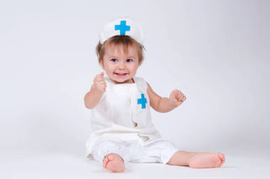 性格開朗的笑寶貝女孩玩作為一名醫(yī)生