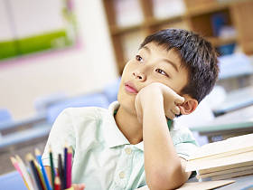 亚洲学生在教室里做白日梦图片