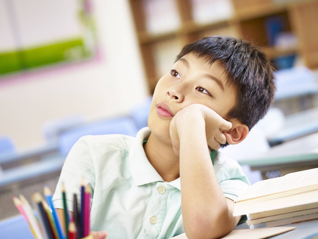 亚洲学生在教室里做白日梦图片