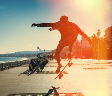 滑板手的剪影圖片