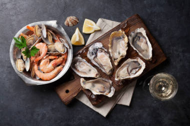 新鲜的海鲜和白葡萄酒图片