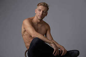 在工作室构成肌肉帅哥