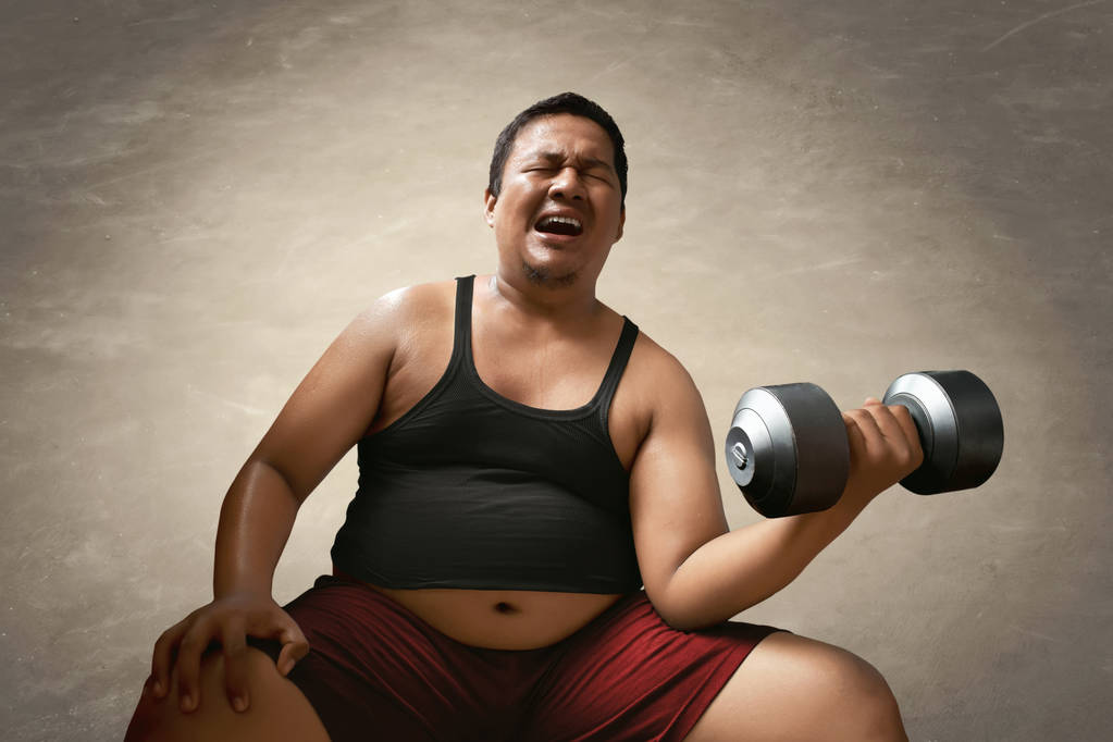 胖男人举重