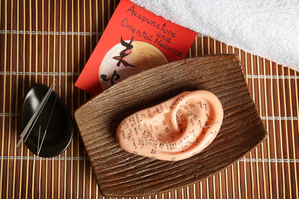 耳朵的样机与针灸针  耳朵的样机与针灸针