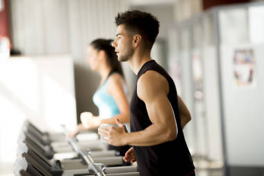 對年輕的夫婦在健身房的培訓圖片