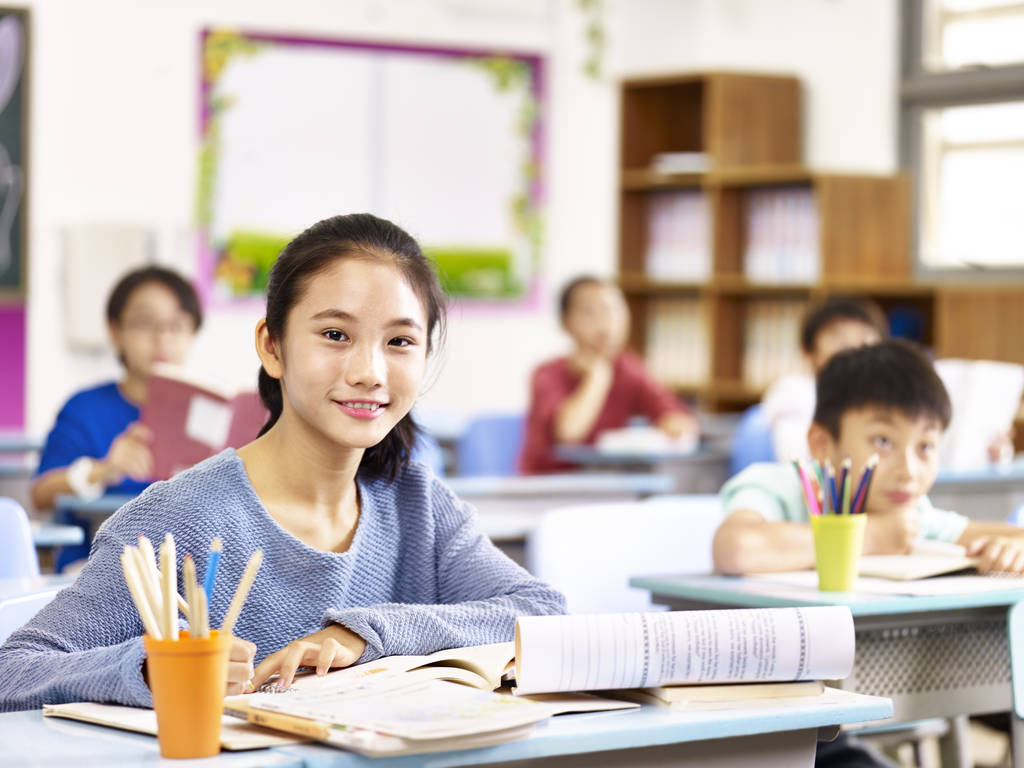 亚洲小学女生班
