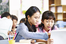 亚洲小学学生在群体中工作照片