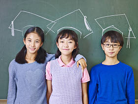 站在底下粉笔绘制的亚洲小学学生