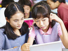 亚洲小学学生在群体中工作