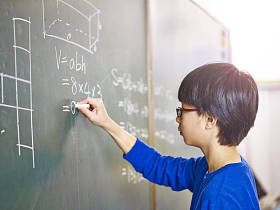 亚洲学生解决数学问题图片