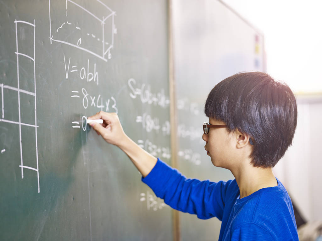 亚洲学生解决数学问题图片
