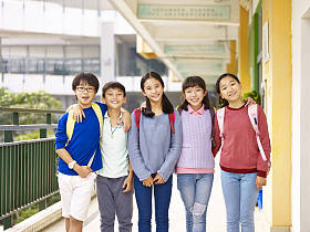 一群亚洲小学孩子的画像图片