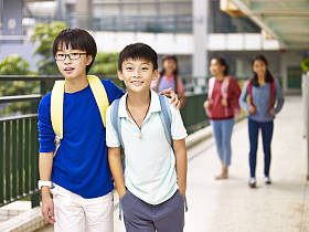 亚洲小学学生在校园漫步