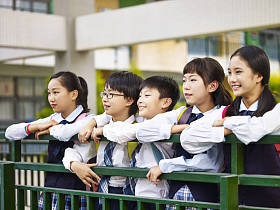 一群亚洲小学孩子的画像