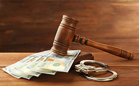 法官的木槌、 手铐和钱图片