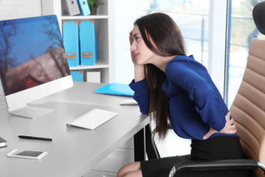 年轻女子患有腰痛图片