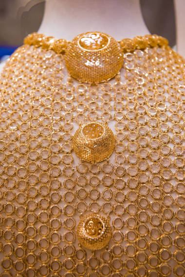 商店橱窗里的黄金首饰