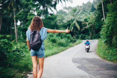 年輕漂亮的女人搭便車圖片