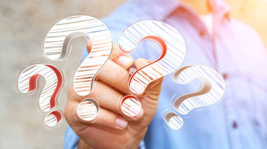 商人用一支鋼筆畫問號