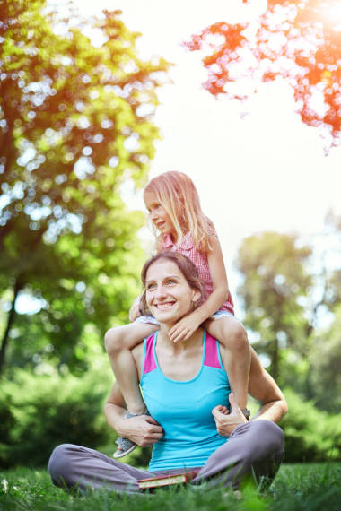 幸福的女人和孩子在盛開春 garden.mothers 天假日概念