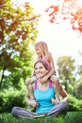 幸福的女人和孩子在盛开春 garden.mothers 天假日概念