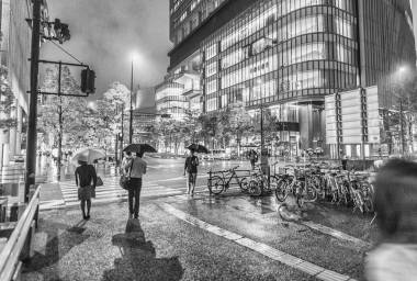 在一個(gè)下雨的夜晚，日本大阪街頭
