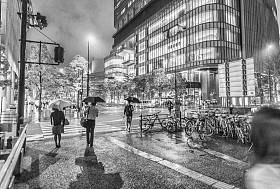 在一个下雨的夜晚，日本大阪街头