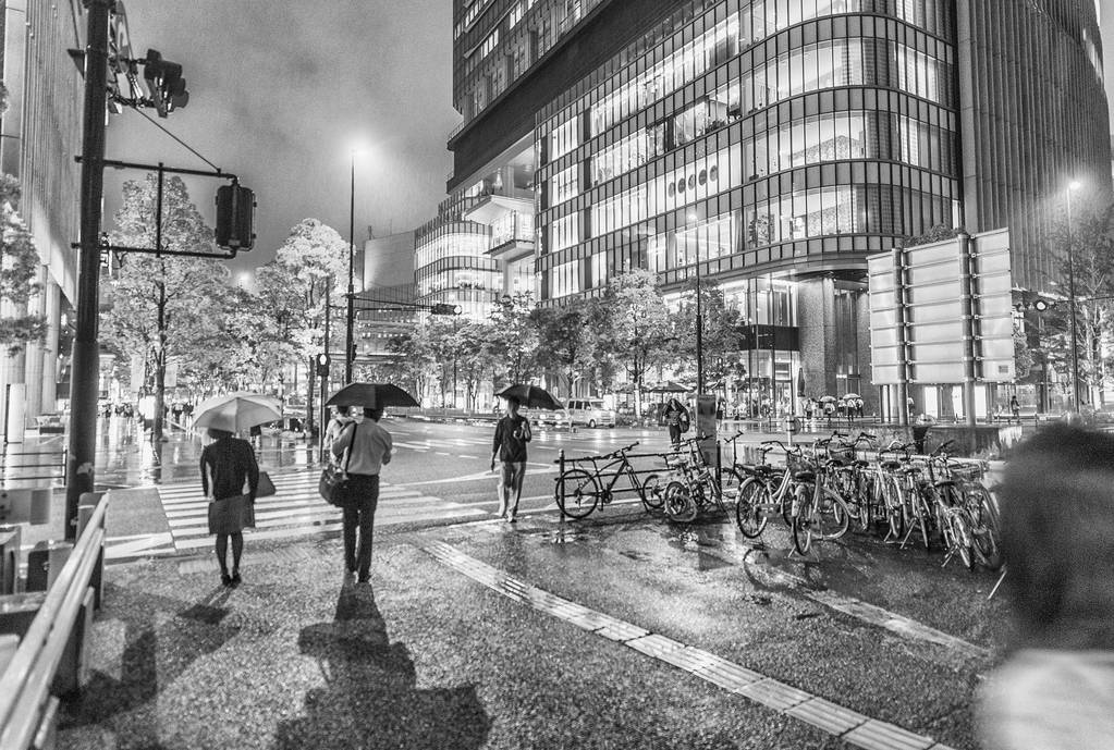 在一个下雨的夜晚，日本大阪街头