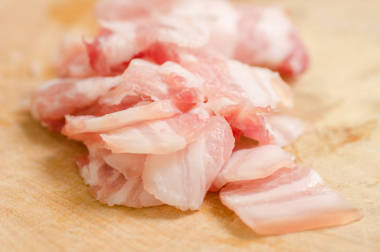 在烹饪木准备切片五花肉图片