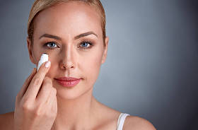 女人把她眼睛下方的遮瑕膏图片