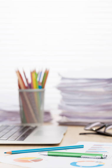 筆記本電腦、 報告和鉛筆照片