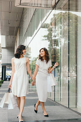 女孩与购物袋图片