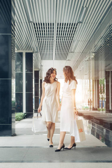 女孩與購物袋照片