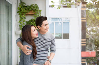 熱戀中的陽(yáng)臺(tái)上擁抱的情侶圖片