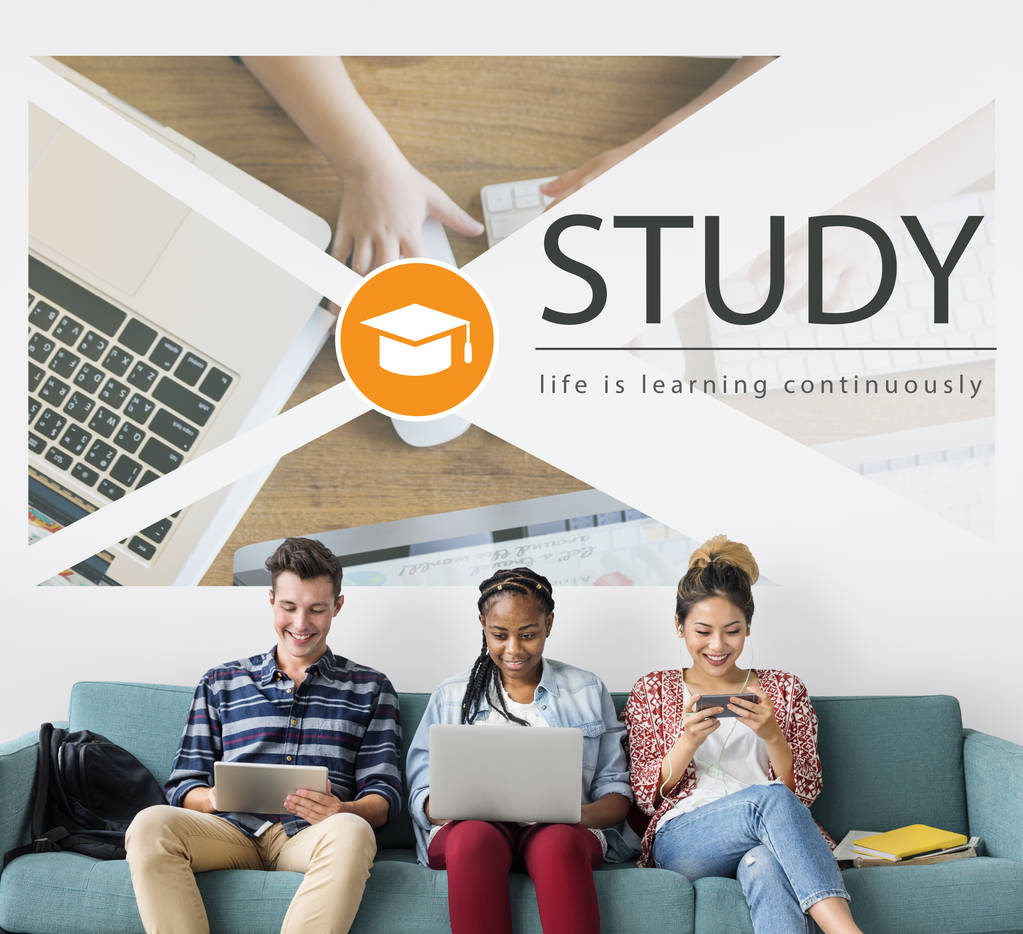 使用数码设备的朋友图片 使用数码设备的朋友图片