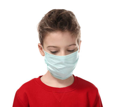 流感在白色背景上面膜的小男孩