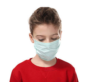 流感在白色背景上面膜的小男孩