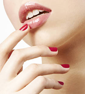 用手抚摸粉色口红的嘴图片