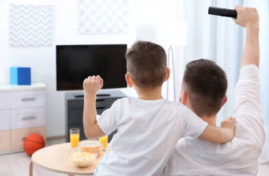 父親和兒子看電視