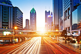 动车与模糊光通过城