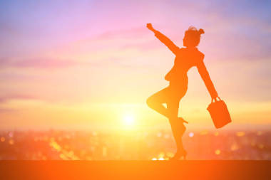 在日落时跳的女人