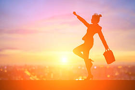 在日落时跳的女人