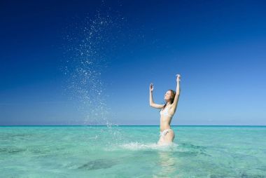 美麗年輕的黑發(fā)女人，留著長頭發(fā)，穿著白色 s