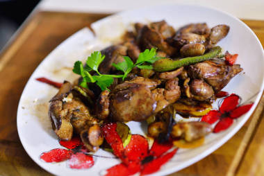 桌上的油炸食品图片