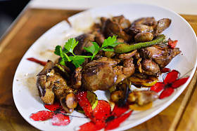 桌上的油炸食品图片