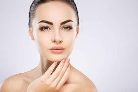 女孩拿的手靠近的脸