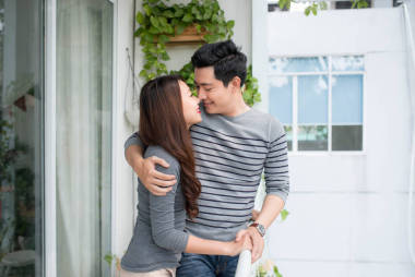 熱戀中共享真正的感情和幸福，在陽(yáng)臺(tái)上擁抱的情侶