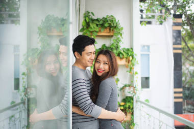 熱戀中共享真正的感情和幸福，在陽臺上擁抱的情侶