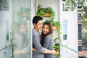 热恋中共享真正的感情和幸福，在阳台上拥抱的情侣