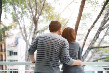 熱戀中共享真正的感情和幸福，在陽臺上擁抱的情侶